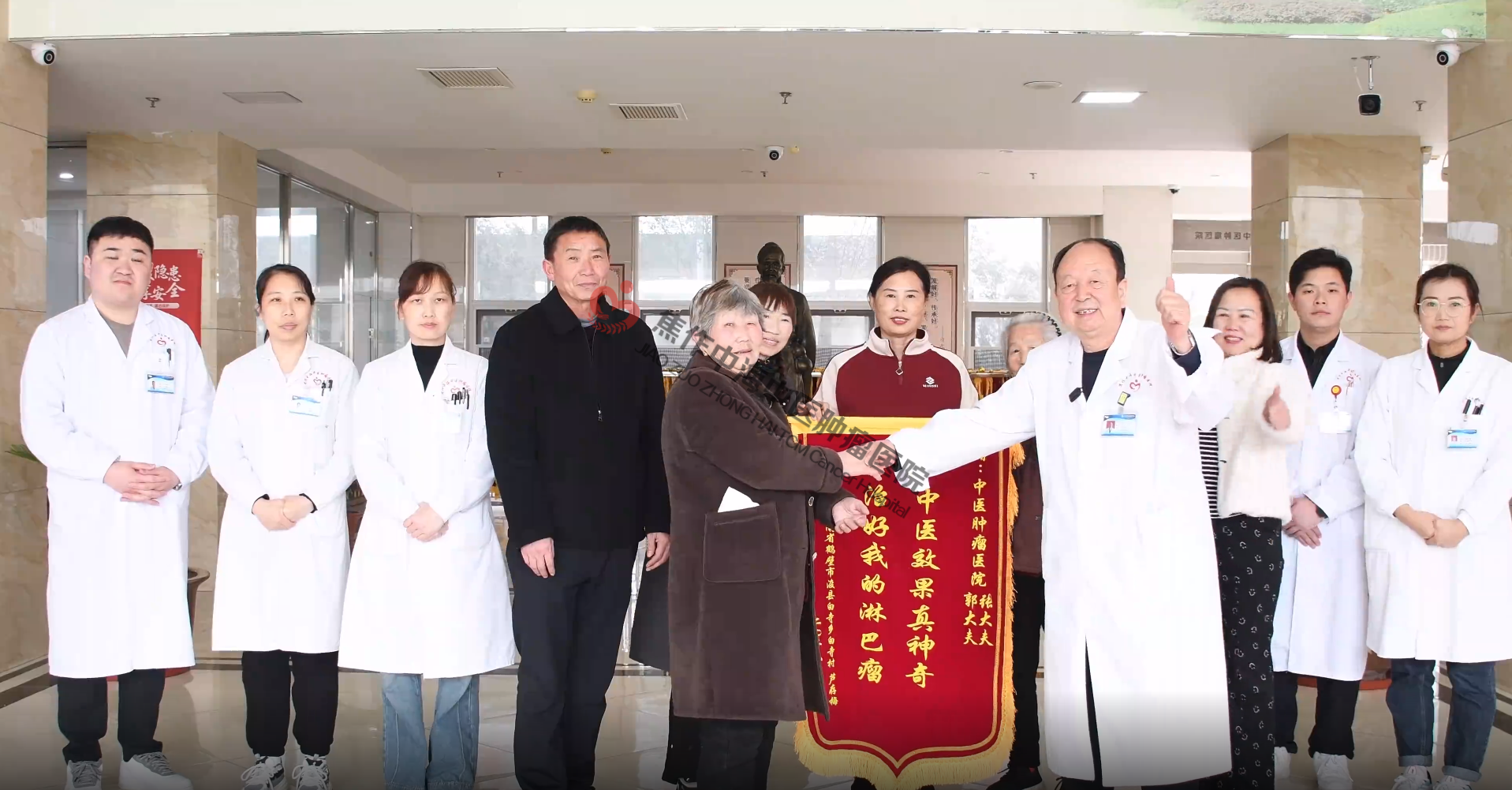 淋巴瘤康复患者芦存梅送锦旗