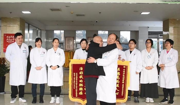 腮腺癌康复患者陈友生送锦旗