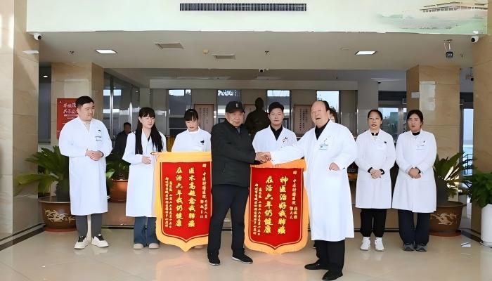 肺癌康复患者高长运送锦旗