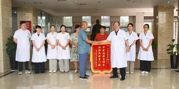 贲门癌康复患者李连法送锦旗