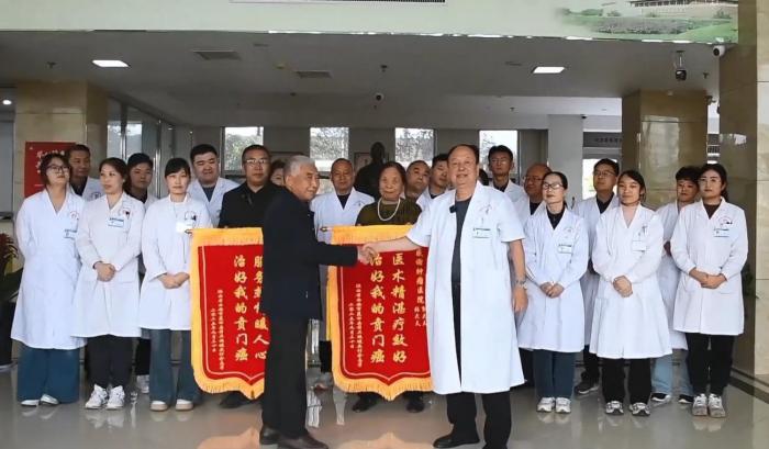 贲门癌康复患者佘志学送锦旗