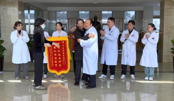 口腔癌康复患者王恕快送锦旗