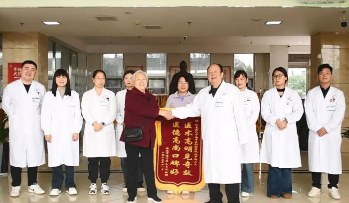 面部肿瘤康复患者王月凤送锦旗